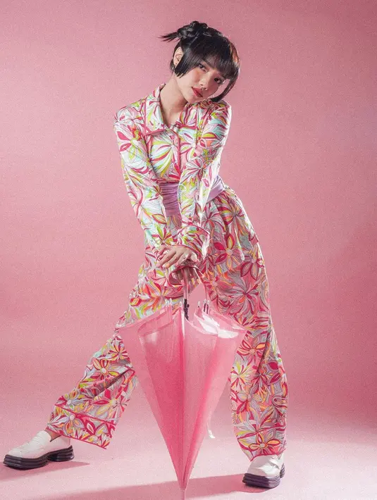 Outfit yang mirip baju tidur itu dipadukan dengan belt kerut berwarna ungu dan loafers putih [@fuji_an]