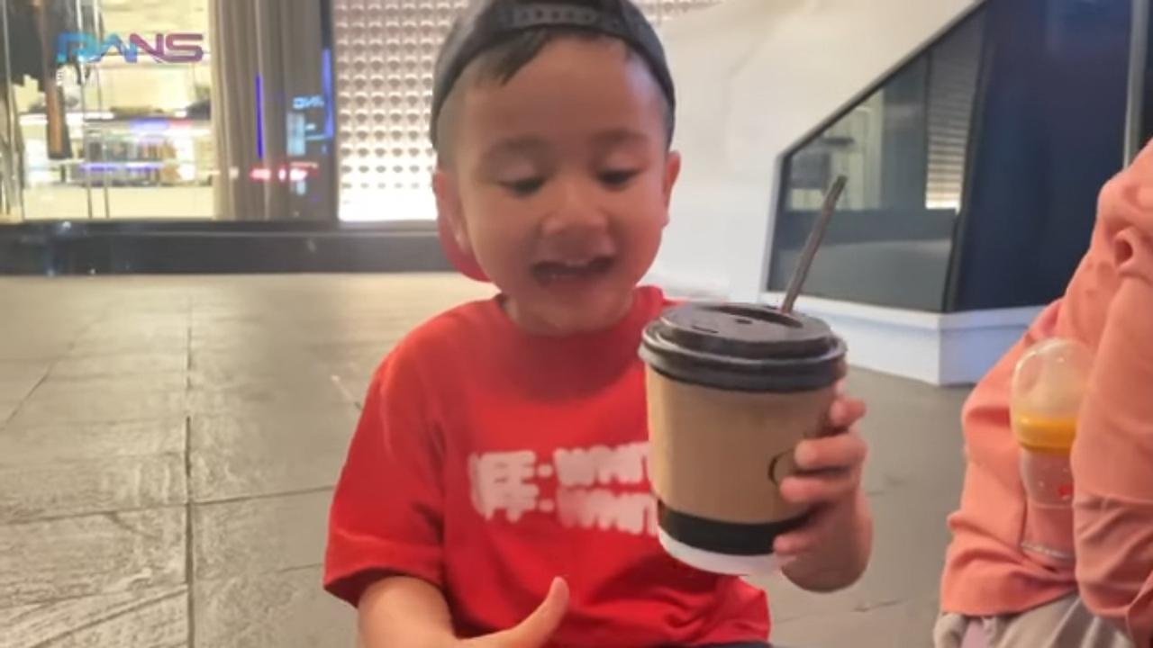 Potret Rayyanza Santai Nongkrong Ngemper di Depan Mal Sambil Minum Segelas Susu Hangat, Bos Kecil yang Humble Banget