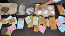 Sejumlah barang bukti diperlihatkan  saat pengungkapan 27 kasus narkoba dengan total 33 tersangka selama Januari 2016, di Polres Jakarta Utara, Senin (15/2). Barang bukti yang disita yaitu 622 gram sabu dan 8,49 gram ganja (Liputan6.com/Gempur M Surya)