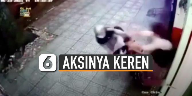VIDEO: Wanita Keluarkan Jurus Saat Motor Hendak Dicuri