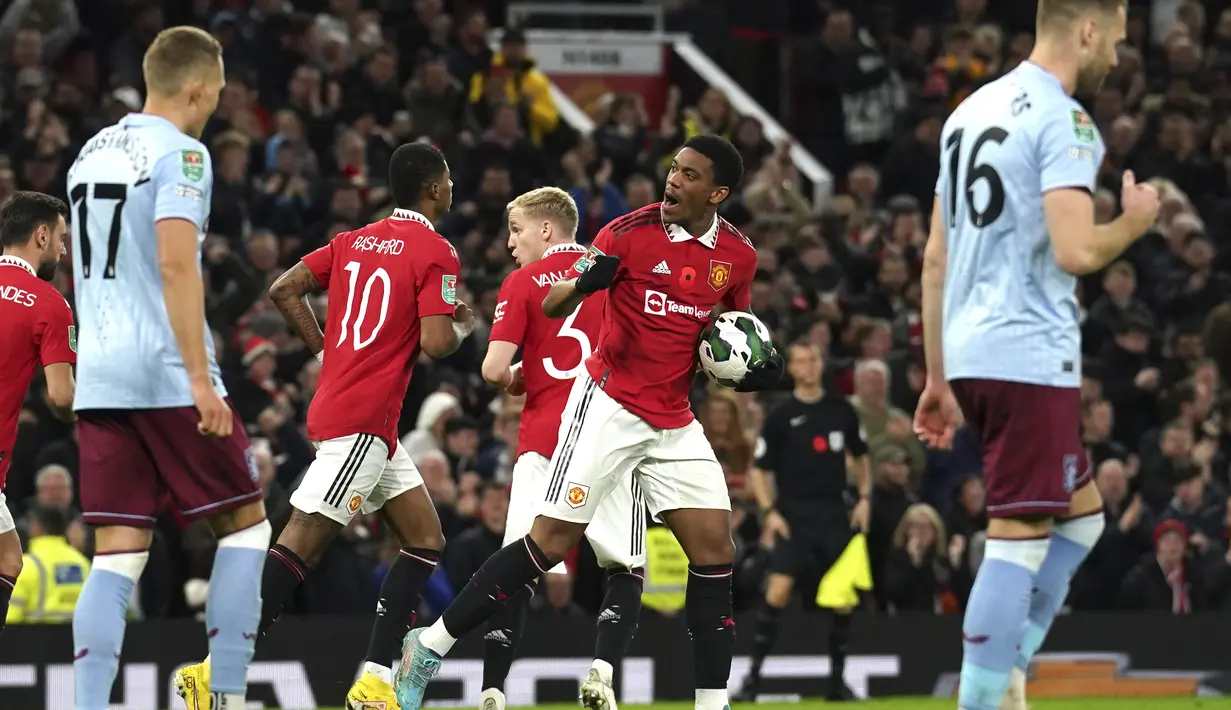 Penyerang  Manchester United,  Anthony Martial berselebrasi usai mencetak gol ke gawang Aston Villa pada pertandingan putaran ketiga Piala Liga Inggris 2022 di Stadion Old Traffodr, Manchester, Inggris,  Jumat (11/11/2022). MU menang atas Aston Villa dengan skor 4-2. (AP Photo/Dave Thompson)