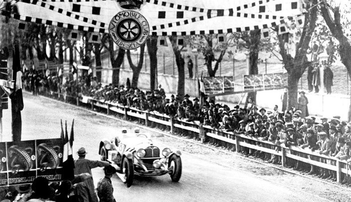 Mille Miglia (1.600 km): Balapan ini diselenggarakan dari tahun 1927 hingga 1957. Namanya menggunakan bahasa Italia yang berarti 1.000 mil. Balapan ini dilaksanakan sebanyak 24 kali dalam kurun waktu 30 tahun. Para pembalap harus mengendari mobil balapnya dari Roma ke Brescia atau sekitar 1.600 km dengan kecepatan penuh. Dua mobil ikonik yang pernah menjuarai mobil ini adalah Mercedes SSKL (1931) dengan kecepatan rata-rata 101 km/h dan Mercedes 300 SLR dengan kecepatan rata-rata 156 km/h. (Source: 1000miglia.it)