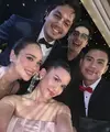 Tampak pula Ricky Harun dan Kevin Julio yang juga kompak tampil dibalut setelan jas hitam.  [Foto: IG/michellejoan_]