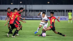 Pemain Timnas Indonesia U-20, Dony Tri Pamungkas (kedua kanan) melewati pemain Timor Leste, Luis Figo Ribeiro (kanan) pada laga Grup F Kualifikasi Piala Asia U-20 2025 di Stadion Madya, Senayan, Jakarta, Jumat (27/09/2024). (Bola.com/Bagaskara Lazuardi)