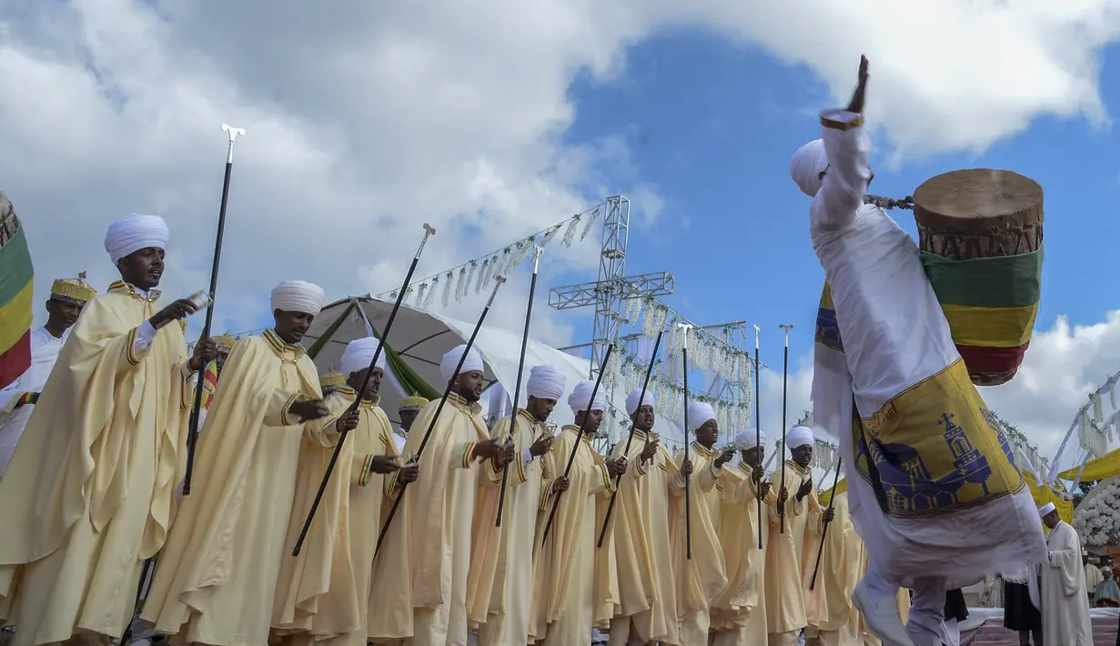 Umat Kristen Ortodoks Ethiopia menabuh genderang dan menyanyikan lagu-lagu religi untuk merayakan hari kedua festival Timkat, atau Epiphany, di ibu kota Addis Ababa, Ethiopia, Rabu (19/1/2022). Festival tahunan merayakan pembaptisan Yesus Kristus di Sungai Yordan. (AP Photo)