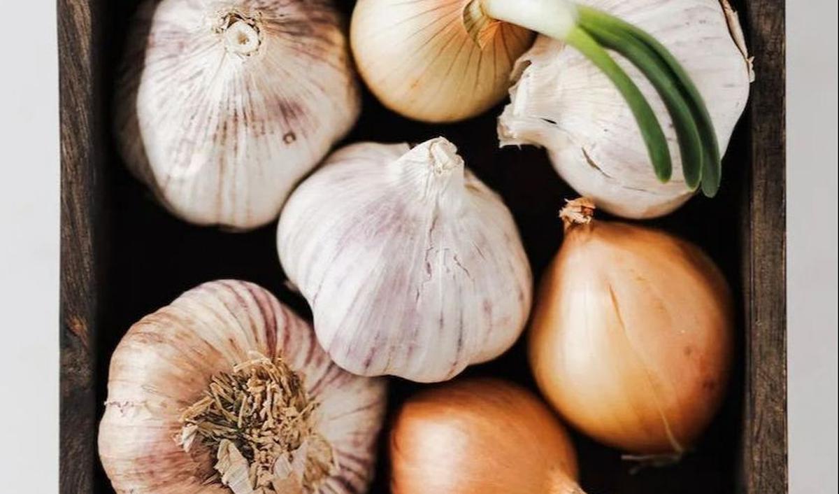<b>3. Bawang Putih<br></b><br>Bawang putih juga bisa menjadi salah satu alternatif alami untuk menghilangkan jerawat dengan cepat dan mudah.<br>
