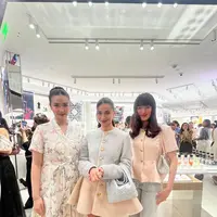 Anne Curtis, Velove Vexia, dan Mawar de Jongh hadir Dior Beauty Boutique opening party dengan gaya memikat serba pastel. Dalam balutan busana dari Dior ketiganya tampil menawan dan anggun khas rumah mode asal Prancis ini. / Foto dok: Fimela.