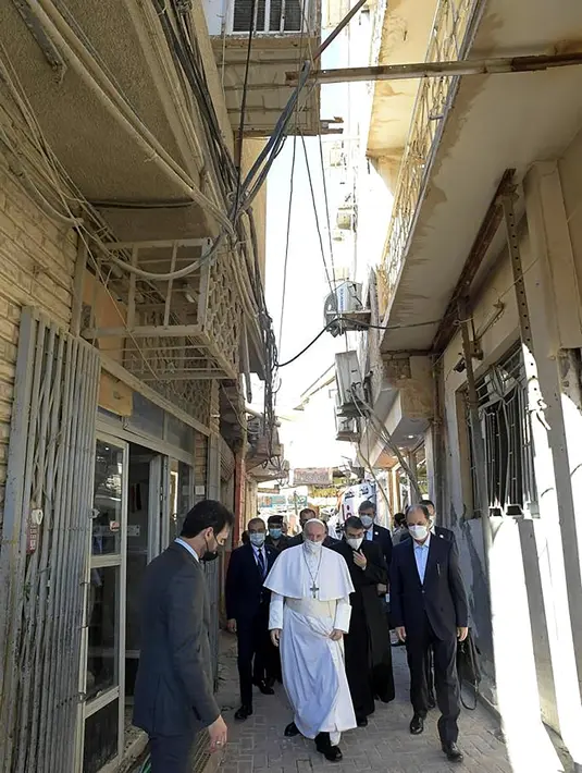 Paus Fransiskus usai melakukan pertemuan dengan ulama Syiah, Ayatollah Ali al-Sistani di Najaf, Irak (6/3/2021). Pertemuan bersejarah di kediaman Ali al-Sistani sudah direncanakan penuh kehati-hatian antara kantor Ali al-Sistani dan Vatikan. (The Grand Ayatollah Ali al-Sistani Offices via AP)