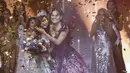Miss Universe 2020 Andrea Meza (ketiga dari kanan) menobatkan Harnaaz Sandhu dari India sebagai Miss Universe 2021 selama kontes Miss Universe ke-70 di Eilat, Israel, Senin (13/12/2021). (AP Photo/Ariel Schalit)