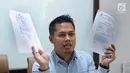 Sales dan Marketing Manajer PT Korinus Endra Nirwana menunjukkan surat izin edar BPOM saat memberi keterangan pers terkait mie instan Samyang mengandung minyak babi, di Jakarta, Rabu (21/6). (Liputan6.com/Pool)