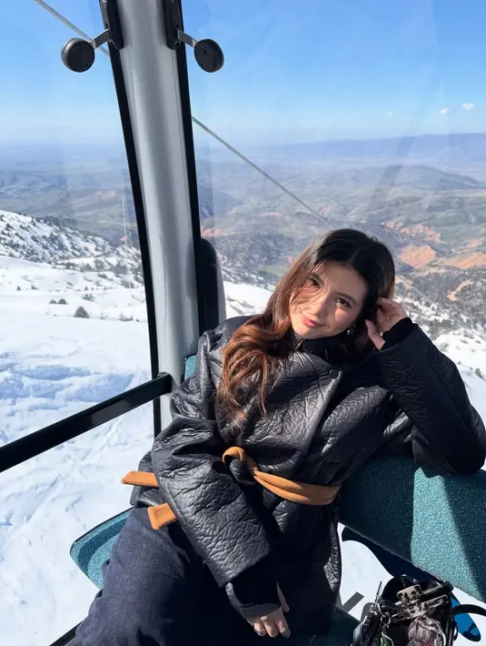 Di tengah dingin salju, Shalom Razade pulas wajah dengan makeup warm tone yang fresh dan berseri [@sharazaaa]