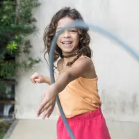 Mengajak anak pertama membantu merawat adik bayi bisa menjadi cara yang efektif untuk mengajarkan tanggung jawab. Foto: Patricia Prudente on Unsplash