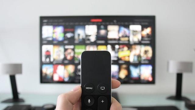 Ilustrasi menonton film saat libur Lebaran