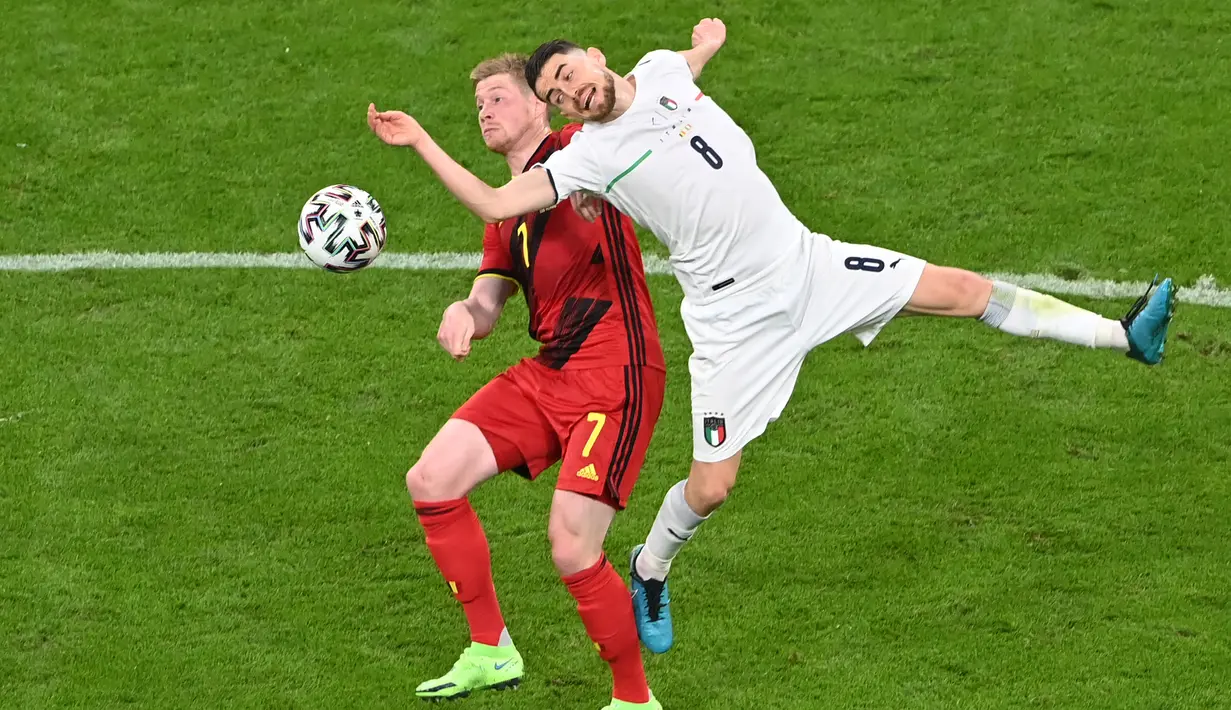Gelandang timnas Belgia, Kevin De Bruyne (kiri) bersaing dengan gelandang Italia Jorginho (kanan) pada babak perempat final Euro 2020 / 2021 di Allianz Arena, Munich, Sabtu (3/7/2021) dinihari WIB. Italia sukses melenggang ke semifinal usai mendepak Belgia 2-1. (STUART FRANKLIN / POOL / AFP)
