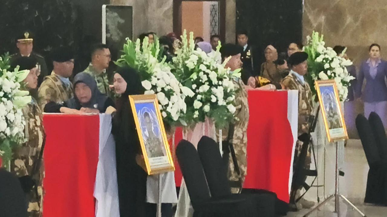 Isak Tangis Keluarga Prajurit TNI Gugur Sambut Kedatangan Korban di Bandara Soekarno-Hatta