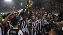 Pemain Juventus, Miralem Pjanic mengangkat trofi juara Coppa Italia usai mengalahakan AC Milan pada laga final di Rome Olympic stadium, (9/5/2018). Juventus menang 4-0. (AP/Gregorio Borgia)