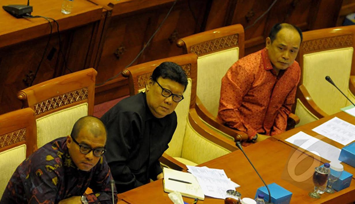 Menteri Dalam Negri, Tjahjo Kumolo rapat dengar pendapat dengan Komisi III DPR RI di Gedung Nusantara II, komplek parlemen, Senayan, Jakarta, Senin (16/02/2015). (Liputan6.com/Andrian M Tunay)