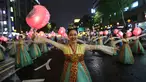 Peserta berbaris dalam parade lentera, yang menandai dimulainya Festival Lentera Lotus di Seoul, 12 Mei 2018. Festival ini merupakan acara tahunan masyarakat Korea Selatan untuk merayakan hari ulang tahun Budha pada 22 Mei mendatang. (AP/Ahn Young-joon)