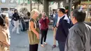 Ridwan Kamil saat berbincang dengan seorang guru SD Mrs Geraldine Beldi yang menemui pertama jasad  Emmeril Kahn Mumtadz atau Eril di Bern, Swiss. Ridwan Kamil menemui Geraldine Beldi, untuk mengucapkan terima kasih. (Instagram/ ridwankamil)