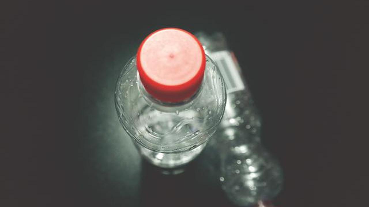 Ilustrasi Botol Plastik