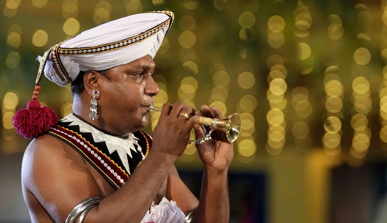 Seorang musisi tradisional tampil pada Festival Navam Perahera di Kolombo, Sri Lanka, 15 Februari 2022. Biksu, penari, pemusik, dan lainnya berpartisipasi dalam perayaan di Kuil Gangaramaya yang terkenal, salah satu destinasi wisata turis di Kolombo. (AP Photo/Eranga Jayawardena)