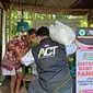 ACT Sulutgo saat mendistribusikan pangan kepada salah seorang lansia. Foto:ACT (Arfandi Ibrahim/Liputan6.com)