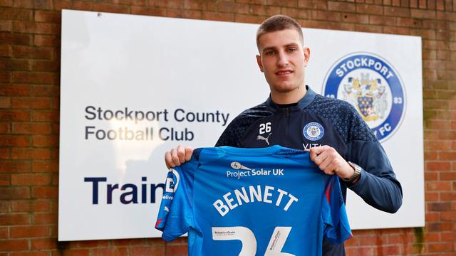 Rhys Bennett bergabung dengan Stockport