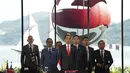 Saat membuka agenda tersebut, Presiden didampingi oleh Menteri Luar Negeri (Menlu) Retno Marsudi, Menko Polhukam Mahfud MD, dan Menko Perekonomian Airlangga Hartarto. (AP Photo/Achmad Ibrahim, Pool)