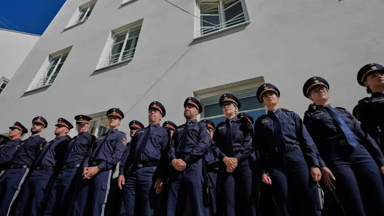 Anggota Polisi Berdiri di Kantor Polisi Bekas Rumah Hitler (AP/Matthias Schrader)