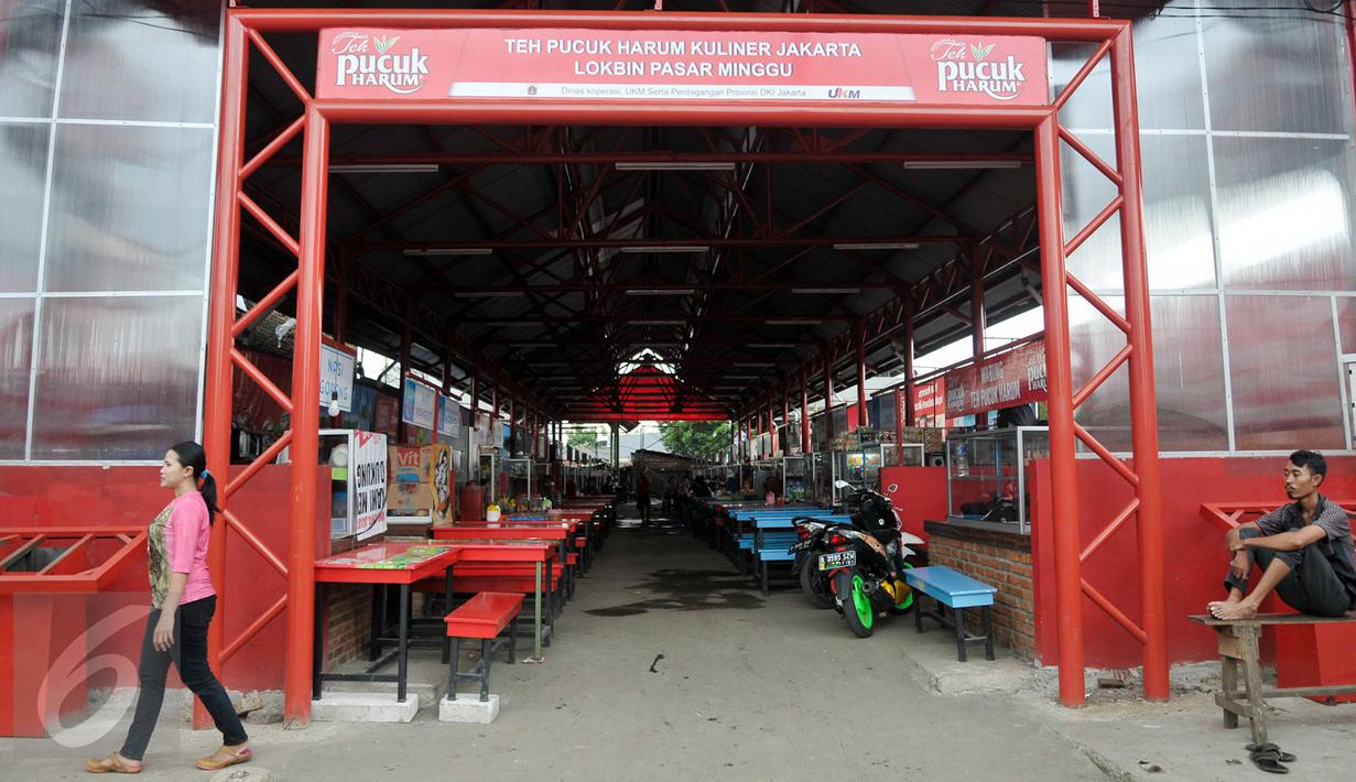 Pedagang melintas di lokasi binaan (Lokbin) Blok C Pasar Minggu, Jakarta, Minggu (30/4). Sejumlah pedagang di Lokbin Blok C Pasar Minggu mengeluhkan tempat pembuangan sampah TPS yang berdekatan dengan tempat usaha mereka. (Liputan6.com/Yoppy Renato)