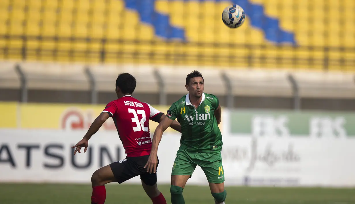 Pemain Persebaya United, Javier Pedro berebut bola dengan pemain Persiba, Absor Fauzi pada laga Piala Presiden di Stadion Si Jalak Harupat, Bandung, Kamis (10/9/2015). Persebaya United berhasil menang 4-1. (Bola.com/Vitalis Yogi Trisna)