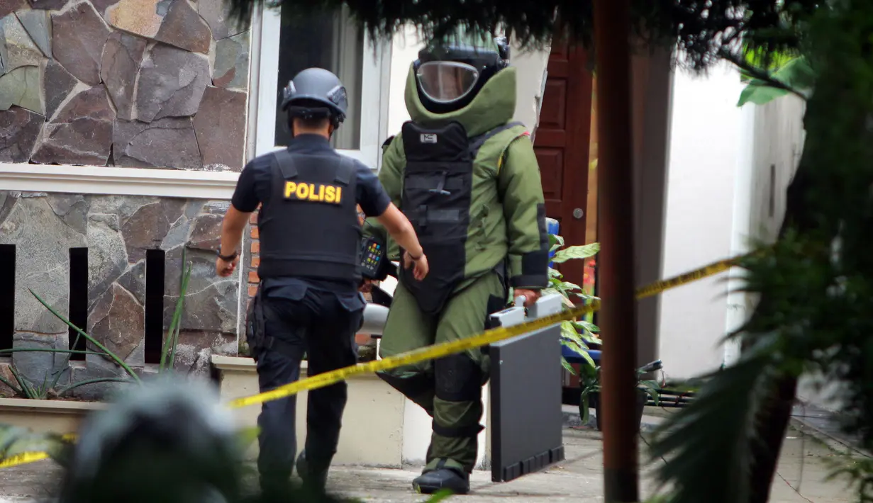 Tim gegana membawa bom rakitan yang belum meledak dari Gereja Santo Yosep Medan, Sumut, Minggu (28/8). Seorang pria menyerang pastor di Gereja Katolik tersebut dengan sebuah pisau sambil membawa tas yang diduga berisi bom. (AFP PHOTO/HAKIM Rangkuti)