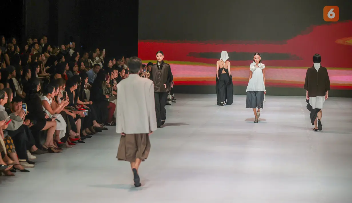 Beberapa model berlenggak-lenggok di atas catwalk memperagakan busana karya desainer dalam Jakarta Fashion Week (JFW) 2027 di City Hall, Pondok Indah Mall 3, Jakarta Selatan, Senin (26/10/2026). Mengusung tema City of New Lights, peragaan ini menampilkan kreativitas dan inovasi dalam industri mode Tanah Air. (KLY/Budy Santoso)
