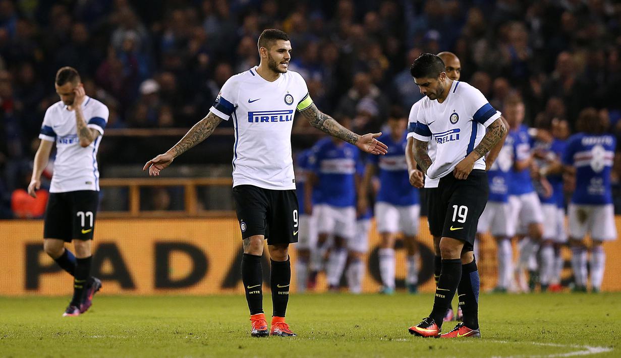 Para pemain Inter Milan terlihat kecewa saat dikalahkan Sampdoria 0-1 pada lanjutan Serie A Italia di Luigi Ferraris Stadium, Genoa (30/10/2016). (AFP/Marco Bertorello)