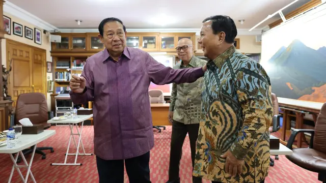 Menteri Pertahanan Republik Indonesia yang juga merupakan presiden terpilih 2024-2029, Prabowo Subianto mengunjungi kediaman Presiden ke-6 RI, Susilo Bambang Yudhoyono (SBY) di Cikeas, Bogor, Jawa Barat, Jumat (12/4/2024).