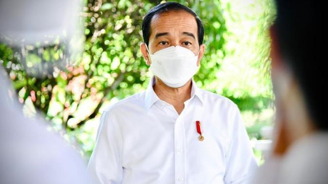 Presiden Joko Widodo (Jokowi) menekankan pemerintah pusat akan memperkuat pengujian, pelacakan hingga perawatan pasien COVID-19 saat diwawancara di Istana Merdeka, Jakarta, Kamis, 4 Februari 2021. (Biro Pers Sekretariat Presiden/Laily Rachev)