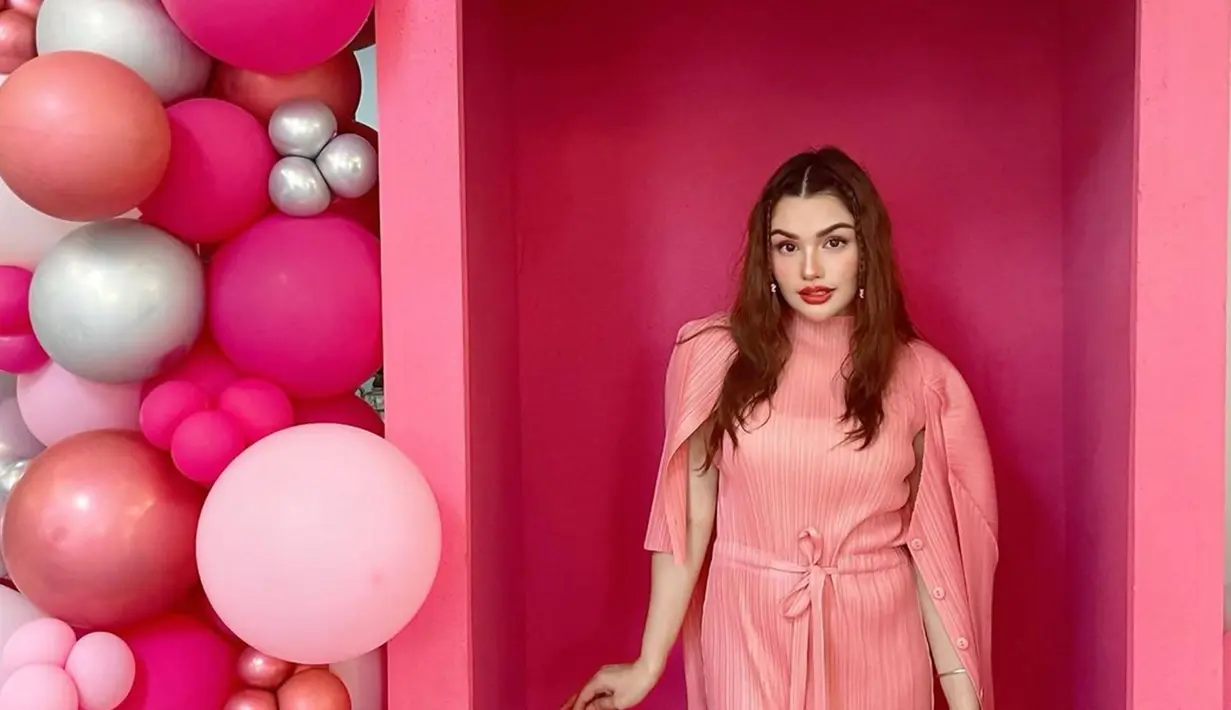 Sejak bercerai dengan Tamara Bleszynski, kehidupan Teuku Rafly masih tetap menjadi sorotan. Menikah dengan Nourah Syahfirah, kini ia sudah dikaruniai tiga orang anak dalam pernikahannya keduanya tersebut. Dalam kesehariannya, sosok istrinya ini pun tidak luput dari sorotan. (Liputan6.com/IG/@nourahsheivirah)