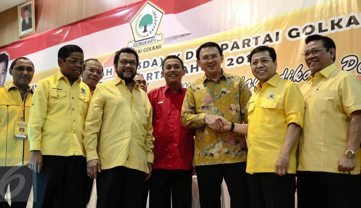 Ketua Umum Partai Golkar Setya Novanto (kedua kanan) berjabat tangan dengan Gubernur DKI Jakarta Basuki Tjahaja Purnama disaksikan jajaran pengurus Golkar di Jakarta, (19/6).Golkar mengadakan musyawarah daerah (Musda). (Liputan6.com/Faizal Fanani)