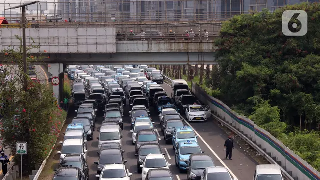FOTO: Rizieq Shihab Pulang, Tol Bandara Soetta Macet Parah