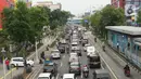 Kendaraan terjebak kemacetan saat melintas di Jalan Salemba Raya, Jakarta Pusat, Senin (4/5/2020). Meskipun sistem PSBB sedang diberlakukan, namun sejumlah jalan di Ibu kota tetap ramai dengan kendaraan akibat masih banyaknya warga yang beraktivitas di luar rumah. (Liputan6.com/Immanuel Antonius)