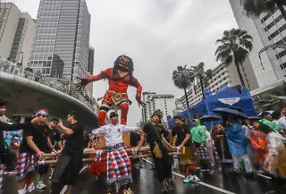 Warga mengarak ogoh-ogoh saat pawai budaya di kawasan Bundaran Hotel Indonesia, Jakarta, Minggu (8/3/2026). Pemerintah Provinsi DKI Jakarta menggelar Festival Pawai Ogoh-ogoh 2026 di kawasan Bundaran Hotel Indonesia, Jakarta Pusat. (merdeka.com/Arie Basuki)