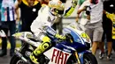 Pada 2009 Valentino Rossi kembali menjuarai kejuaraan umum Motogp dengan motor Yamaha YZR-M1 dan ini menjadi tahun terkahir juarai Motogp hingga sekarang. (anangcozzblog.files.wordpress.com)