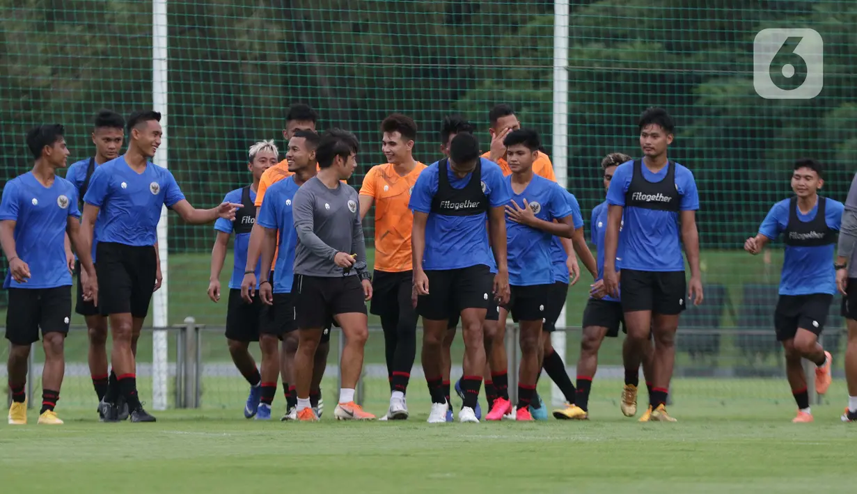 Pemain Timnas Indonesia U-22 usai mengikuti latihan perdana di Lapangan D, Kompleks Gelora Bung Karno, Senayan, Jakarta, Rabu (10/2/2021). Latihan perdana Timnas U-22 diikuti 31 pemain yang dipersiapkan untuk ajang SEA Games 2021 di Vietnam. (Liputan6.com/Helmi Fithriansyah)