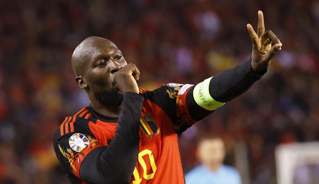 Pemain Belgia, Romelu Lukaku, melakukan selebrasi setelah mencetak gol ke gawang Azerbaijan pada laga kualifikasi Euro 2024 di Stadion King Baudouin, Senin (20/11/2023). Lukaku mencetak empat gol ke gawang Azerbaijan hanya dalam interval 20 menit. Dia mencatatkan namanya di papan skor pada menit 17’, 26’, 30’ dan 37'. (AP Photo/Geert Vanden Wijngaert)