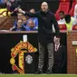 Manajer Manchester United Erik ten Hag memberikan instruksi dalam pertandingan Liga Inggris melawan&nbsp;Brighton&nbsp;&amp; Hove Albion di Stadion Old Trafford, Manchester, Sabtu, 16 September 2023. MU kalah 1-3 dari Brighton. (AP Photo/Dave Thompson)