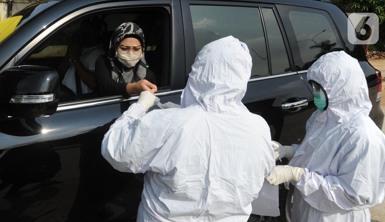 Paramedis Siloam Hospitals mengambil sampel darah saat Rapid Test mandiri COVID -19 secara drive thru di Akses Senayan Park Jalan Gerbang Pemuda, Jakarta, Kamis (23/4/2020). Rapid Tes Covid -19 dibanderol seharga Rp 489.000, periode 17-30 April 2020 pukul 08.00-10.00 WIB. (merdeka.com/Arie Basuki)