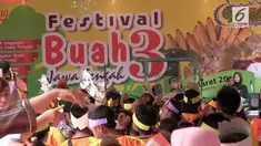 Ratusan warga berebut mendapatkan buah klengkeng dan bibit tanaman buah gratis di festival buah 2018, di Taman Balekambang Solo, Jawa Tengah.
