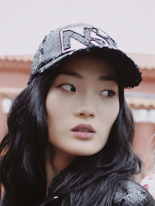 <p>Tampilan makeup flawless yang sangat halus dengan mata yang tegas, dan lipstik yang senada dengan warna bibir juga tak kalah menjadi tren di musim panas ini. (Dok/Chanel).</p>