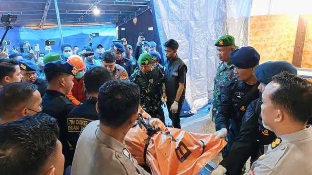 Korban Pesawat Jatuh di Maros Tiba di RS Bhayangkara