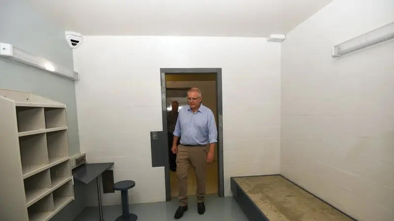 Perdana Menteri Scott Morrison ketika mengunjungi salah satu kamar perawatan di Christmas Island.